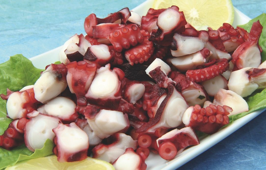 Podeu cuir les patates amb l'aigua del pop o en aigua neta FOTO: Cedida