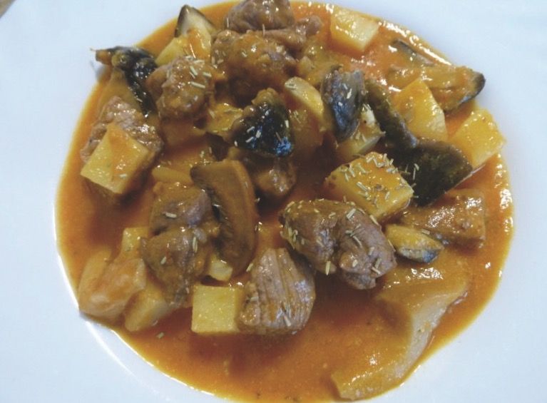 Si la salsa ens surt massa espessa podem afegir una mica d'aigua, però mai freda FOTO: Cedida