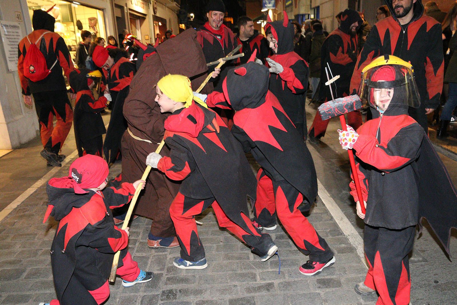 Festa dels foguerons. Cercavila i actuacions de cultura popular. Foto: Lali Álvarez