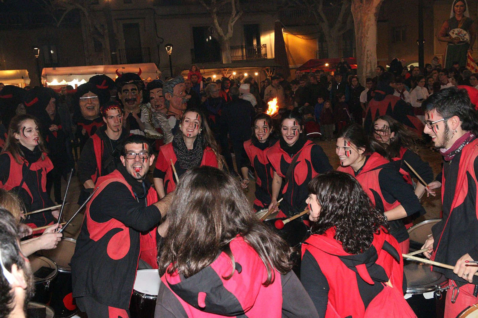 Festa dels foguerons. Cercavila i actuacions de cultura popular. Foto: Lali Álvarez