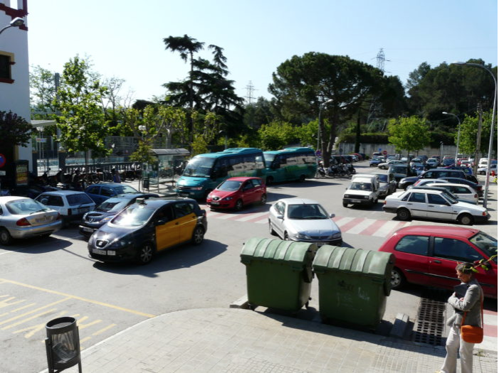 Plaça de l'estació de Valldoreix, amb el pi al fons FOTO: Cedida
