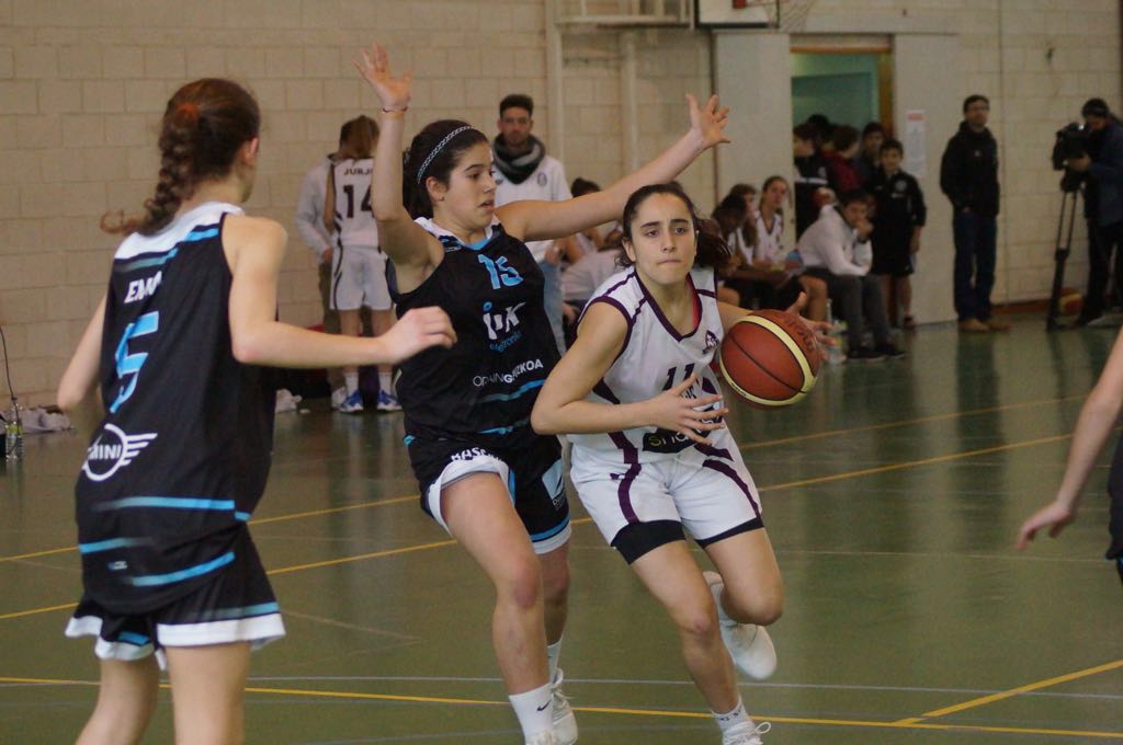 Cristina García conduint una pilota en un partit de la MiniCopa. FOTO: David Guijarro