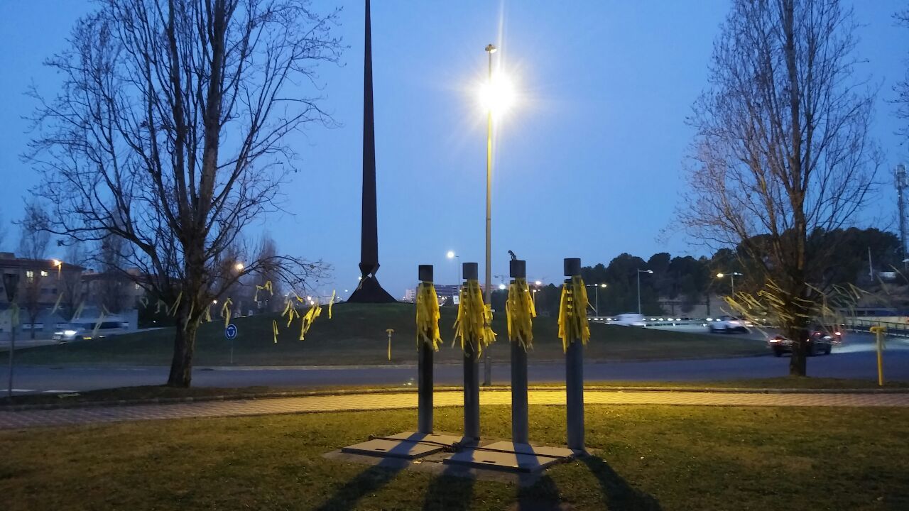 La rotonda es va despertar dijous plena de llaços FOTO: Cedida 