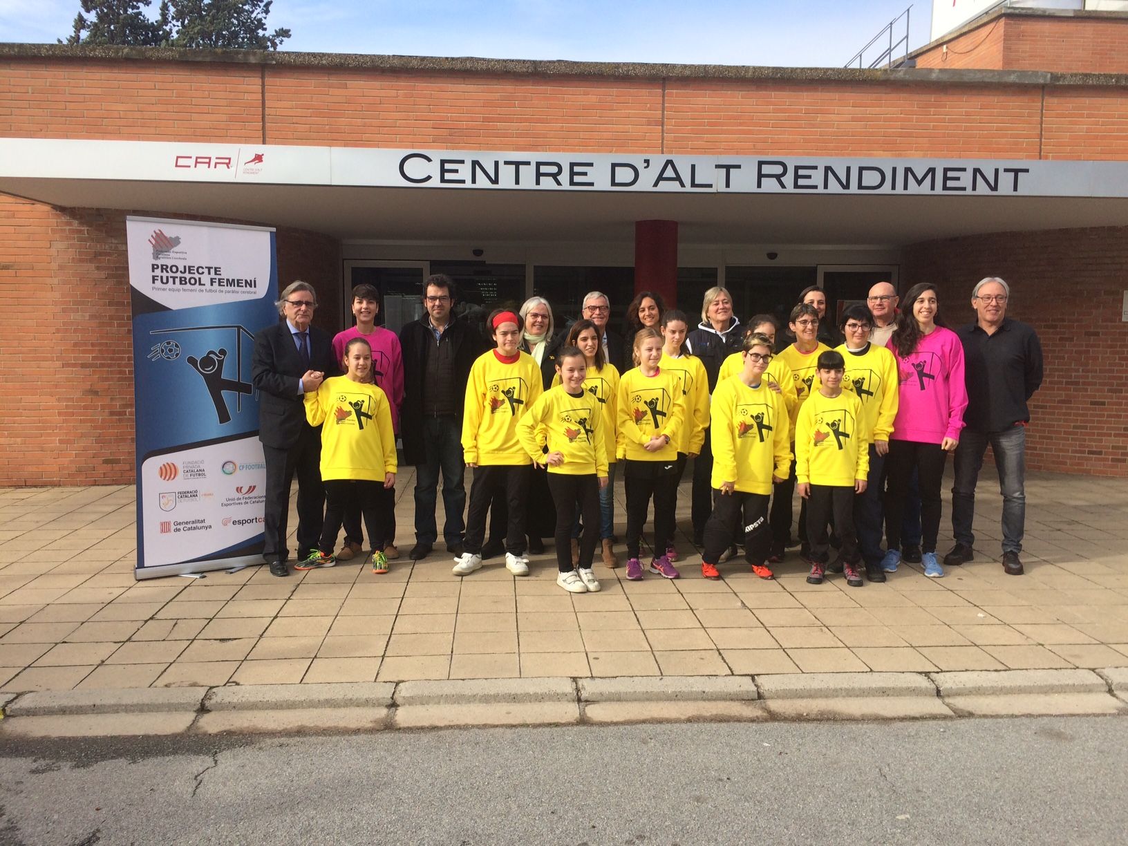 Jugadores, entrenadores i autoritats, en l'acte de presentació al CAR de Sant Cugat. FOTO: Àlex López Puig