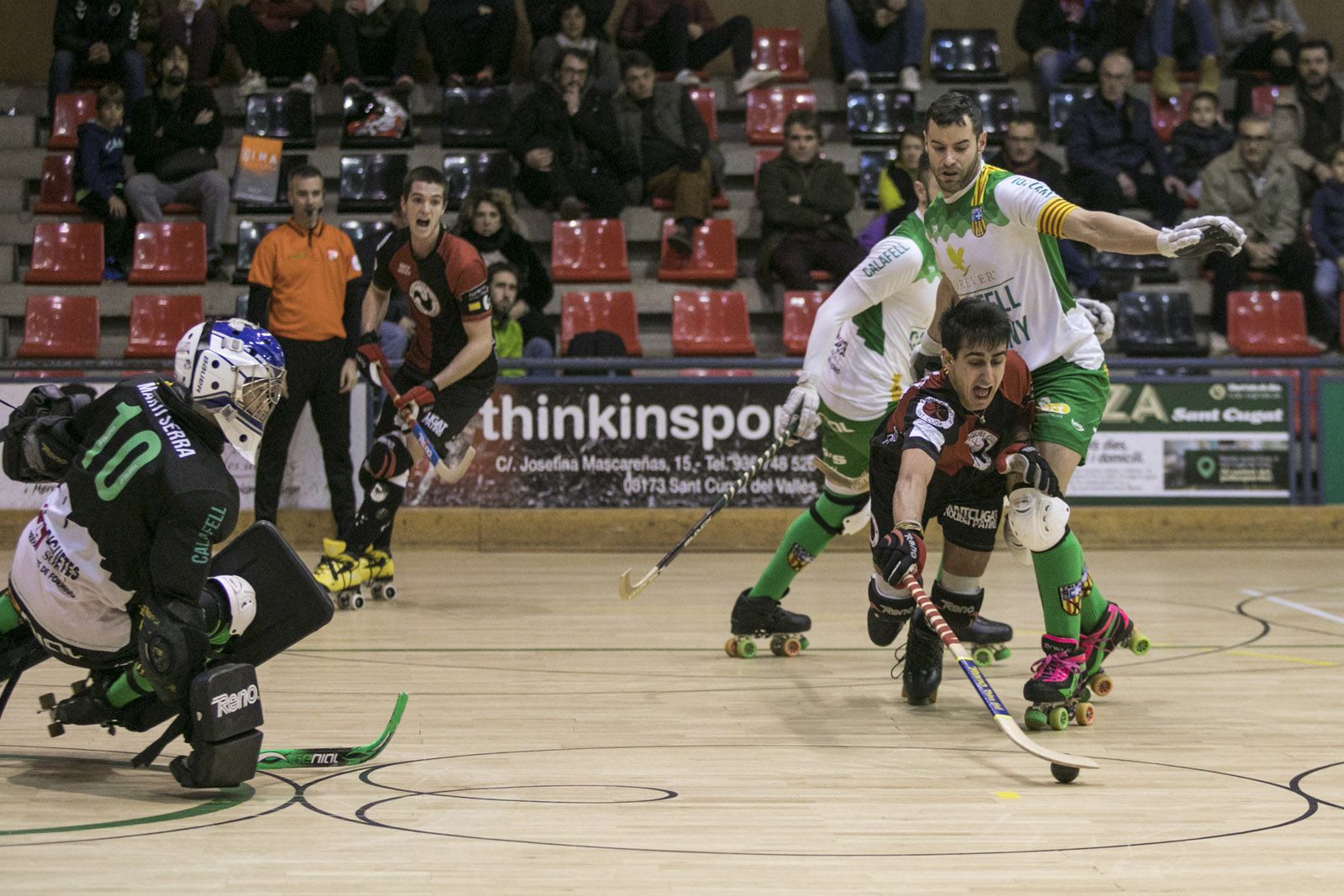 Xavi Serrallonga, al fons de la imatge, autor de l'únic gol del partit. FOTO: Lali Puig