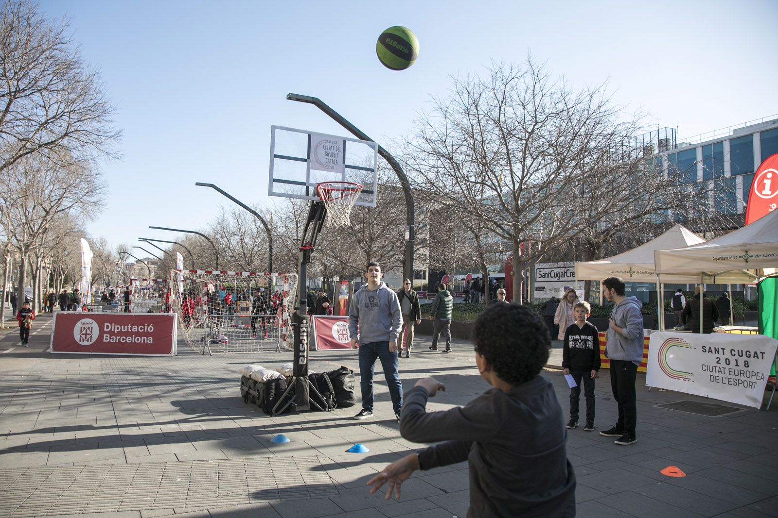 S'han fet diferents activitats esportives a la rambla del Celler. FOTO: Lali Puig 