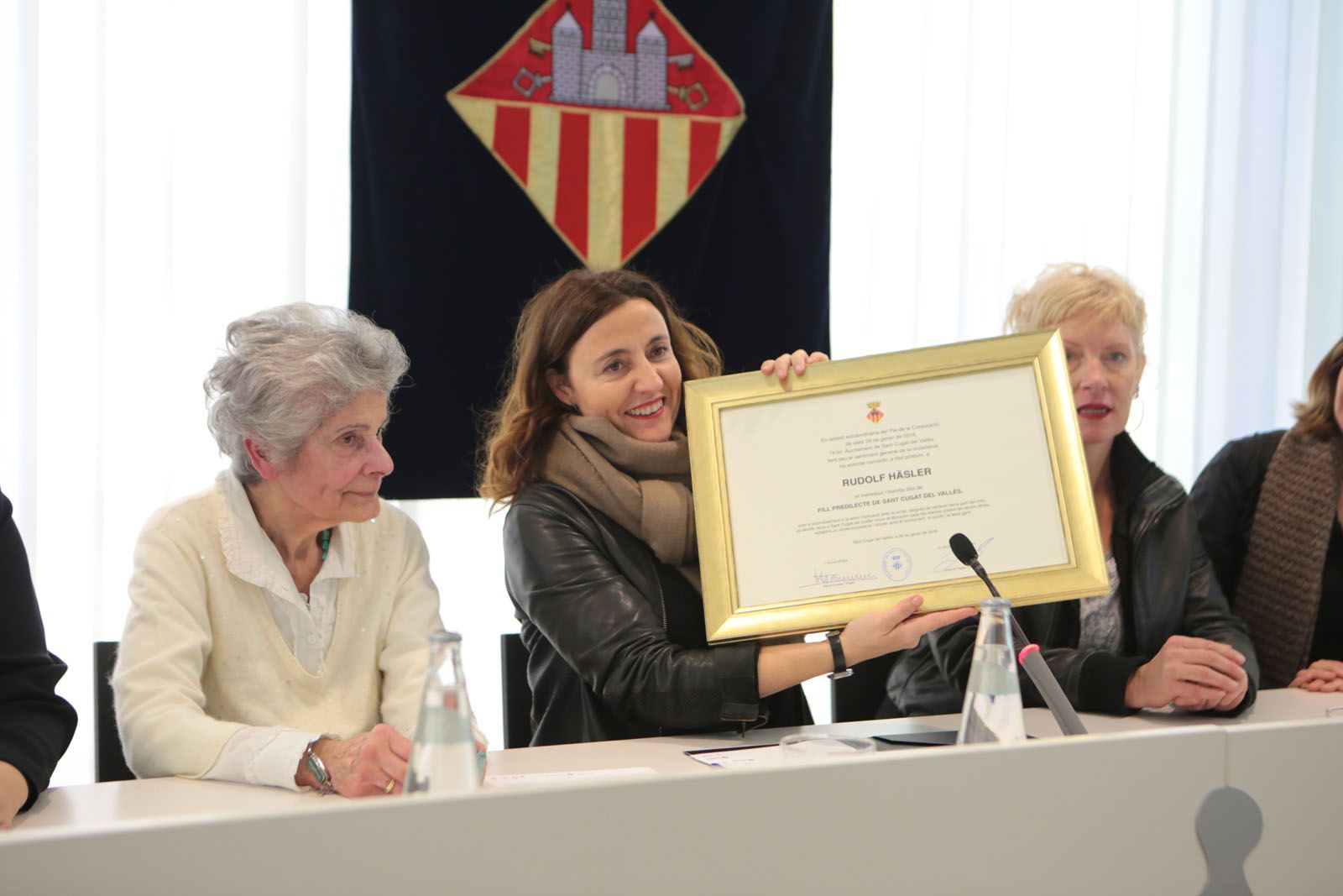  Conesa fent entrega de la placa en reconeixament