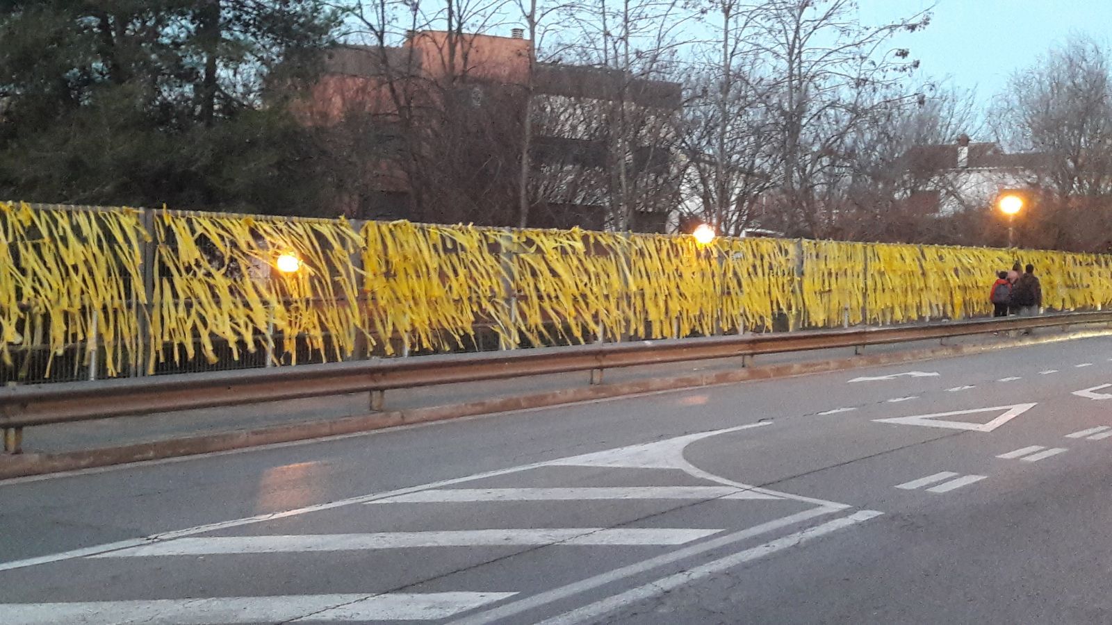 El pont de l'avinguda de Rius i Taulet a Sant Cugat, ple de llaços FOTO: Cedida