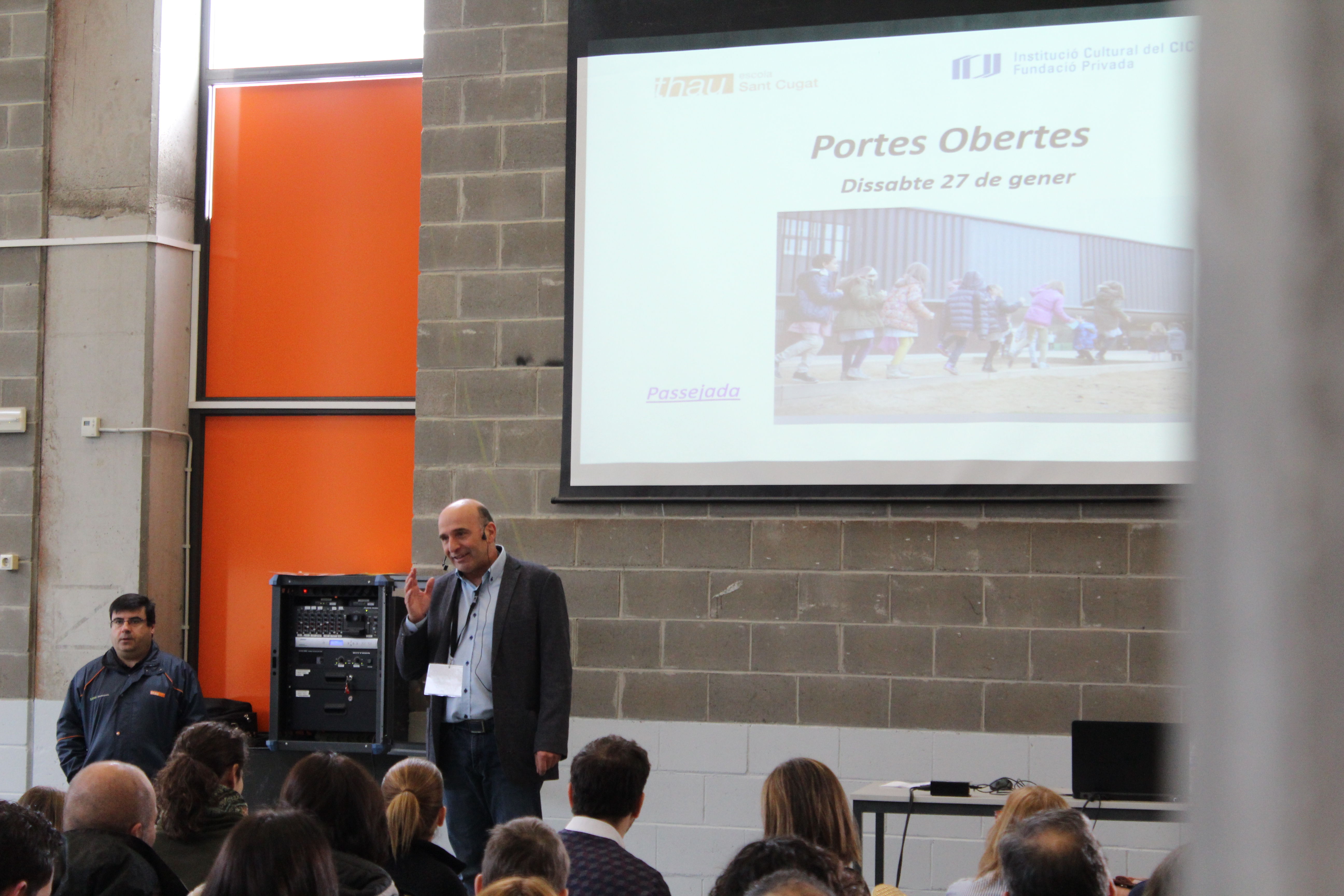El director del Thau Sant Cugat, Ricard Vehí, explicant l'ideari del centre educatiu FOTO: Cedida