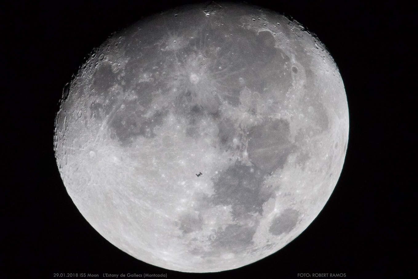La lluna i la silueta de l'Estació Espacial Internacional FOTO: Robert Ramos