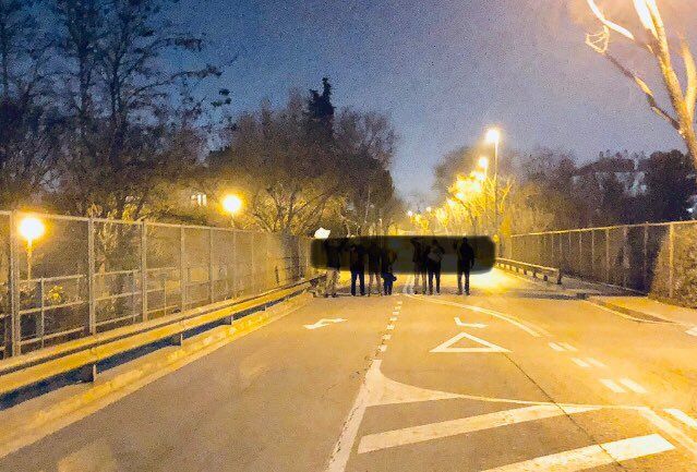 Un grup de persones ha retirat els llaços grocs FOTO: @tanger_10