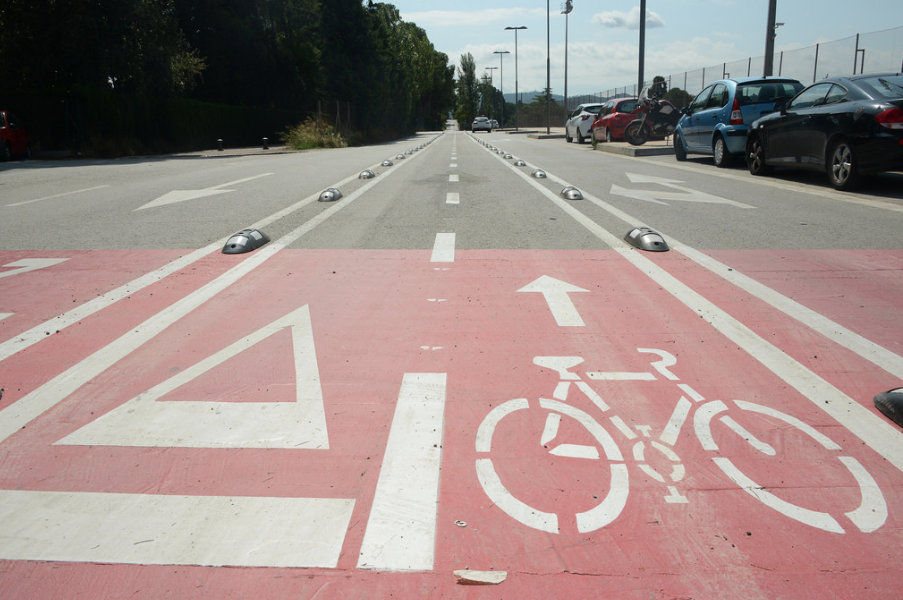 Un carril bici a Can Sant Joan, davant del Centre d'Alt Rendiment FOTO: Localpres