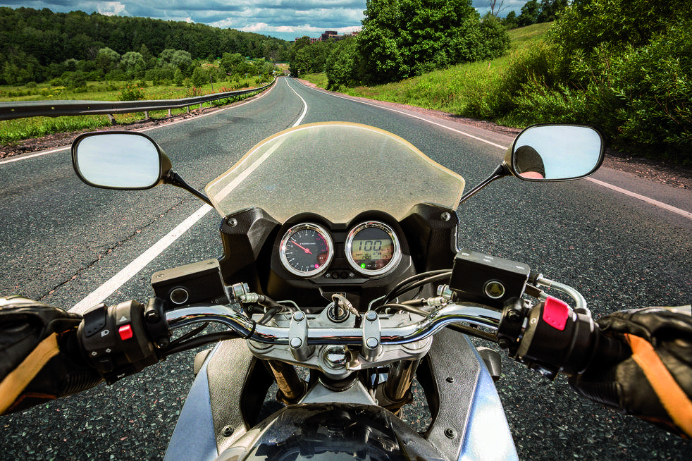 Circuleu en línia recta i eviteu el ziga-zaga entre cotxes