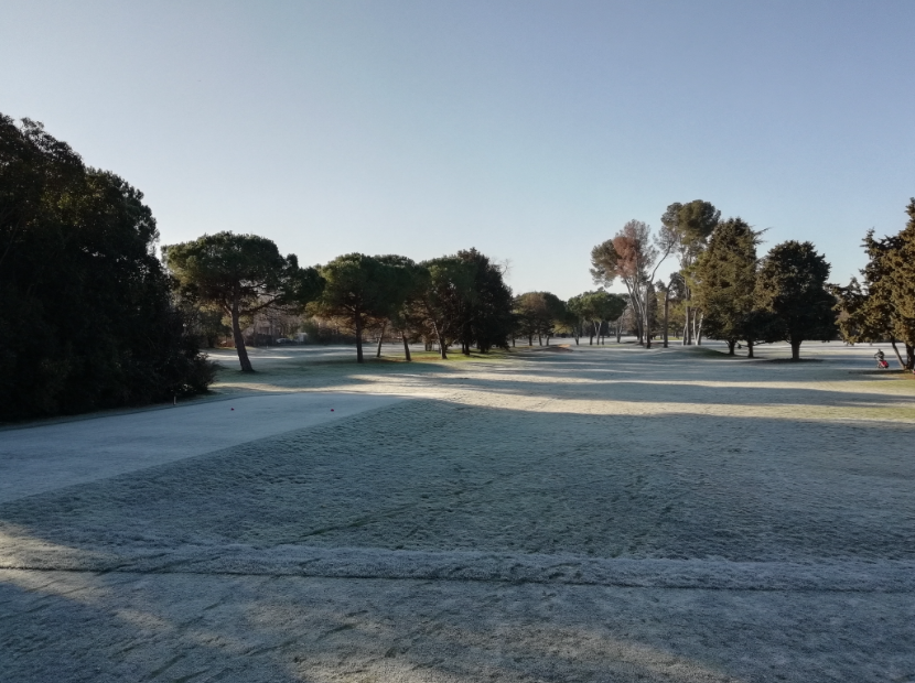 El golf de Sant Cugat, cobert per una capa blanca aquest 9 de febrer FOTO: Bernat Bella
