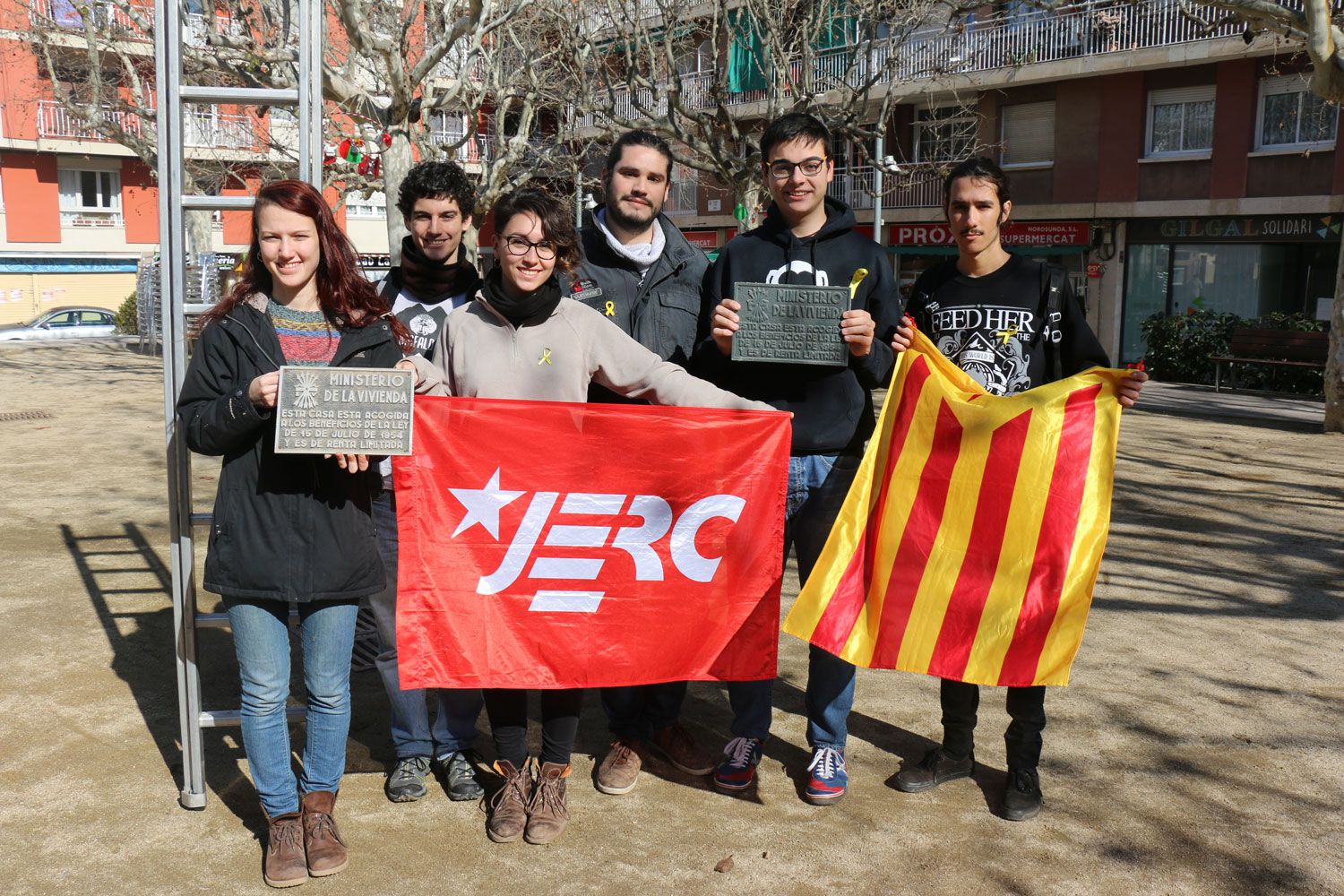 Les JERC retiren les plaques franquistes  FOTO: Cedida