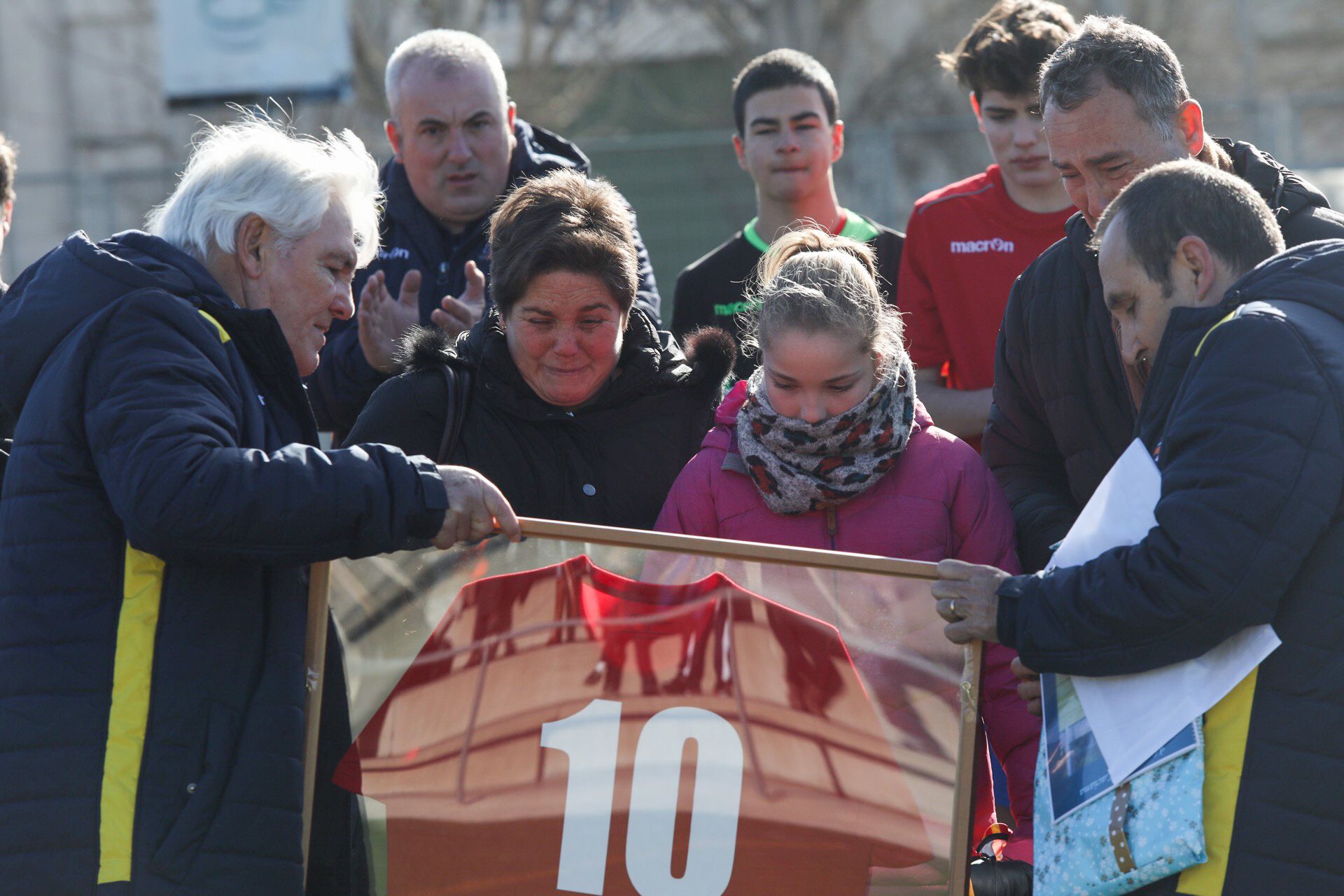Félez, a l'esquerre de la imatge, lliurant la samarreta de la PB Sant Cugat amb el dorsal número 10 que lluïa Àlex García. FOTO: Lali Puig
