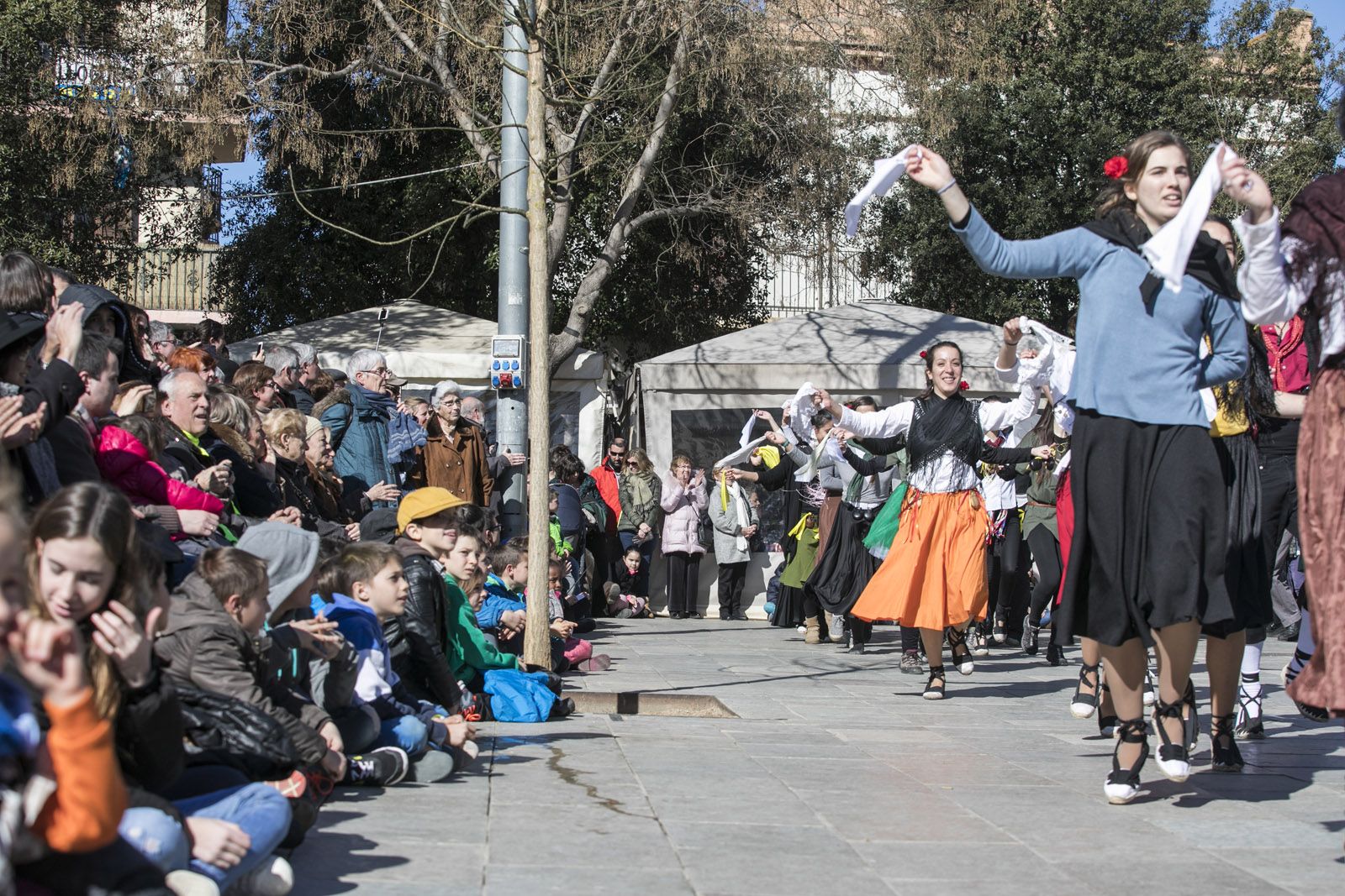 Ball de Velles i Ball de Gitanes a la plaça d’Octavià. FOTO: Lali Puig