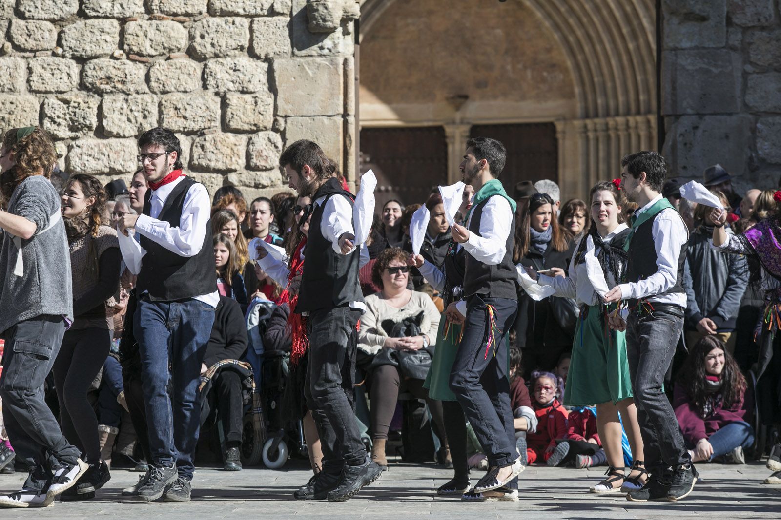 Ball de Velles i Ball de Gitanes a la plaça d’Octavià. FOTO: Lali Puig