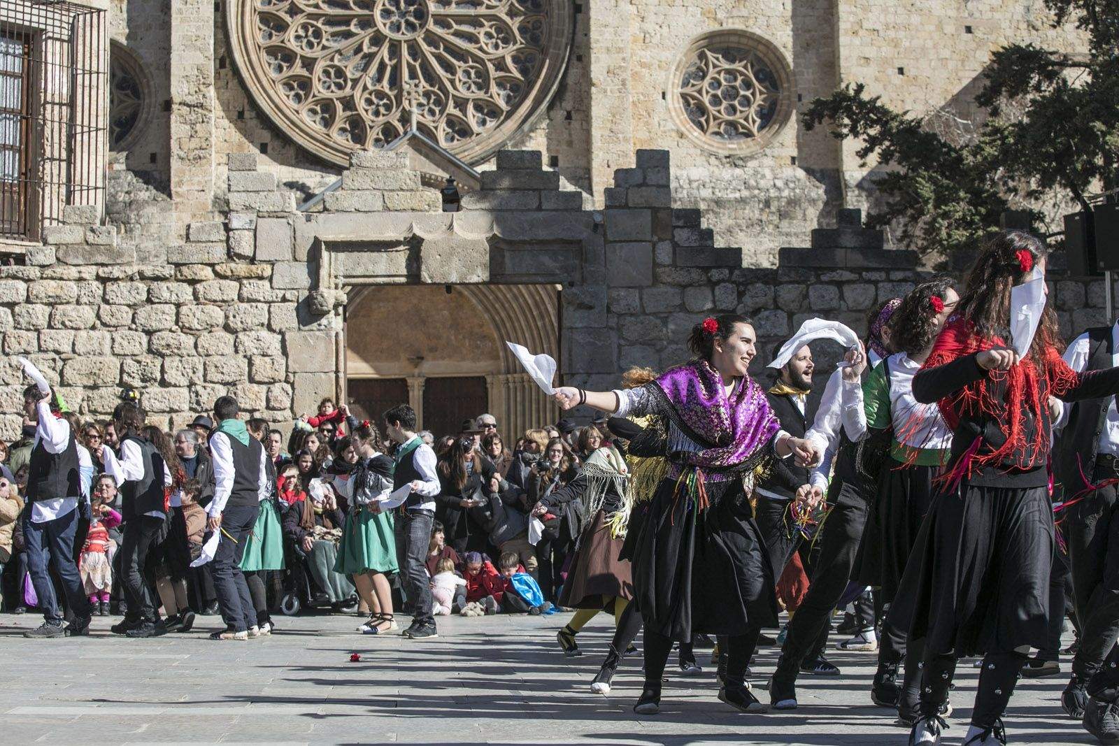 Ball de Velles i Ball de Gitanes a la plaça d’Octavià. FOTO: Lali Puig