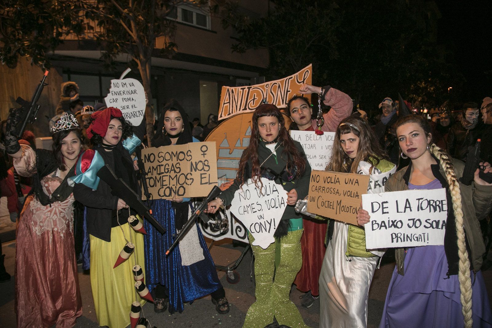 Rua de comparses adultes de Carnaval i entrega de premis a la plaça d’Octavià. FOTO: Lali Puig