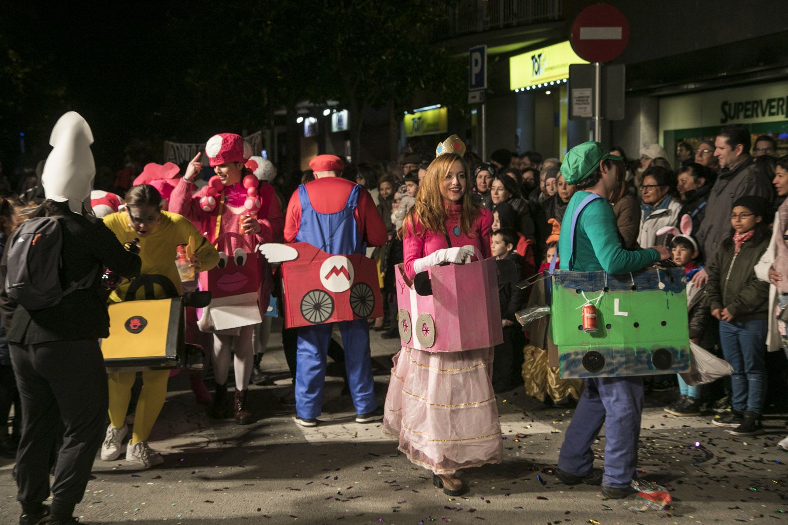 Rua de comparses adultes de Carnaval i entrega de premis a la plaça d’Octavià. FOTO: Lali Puig