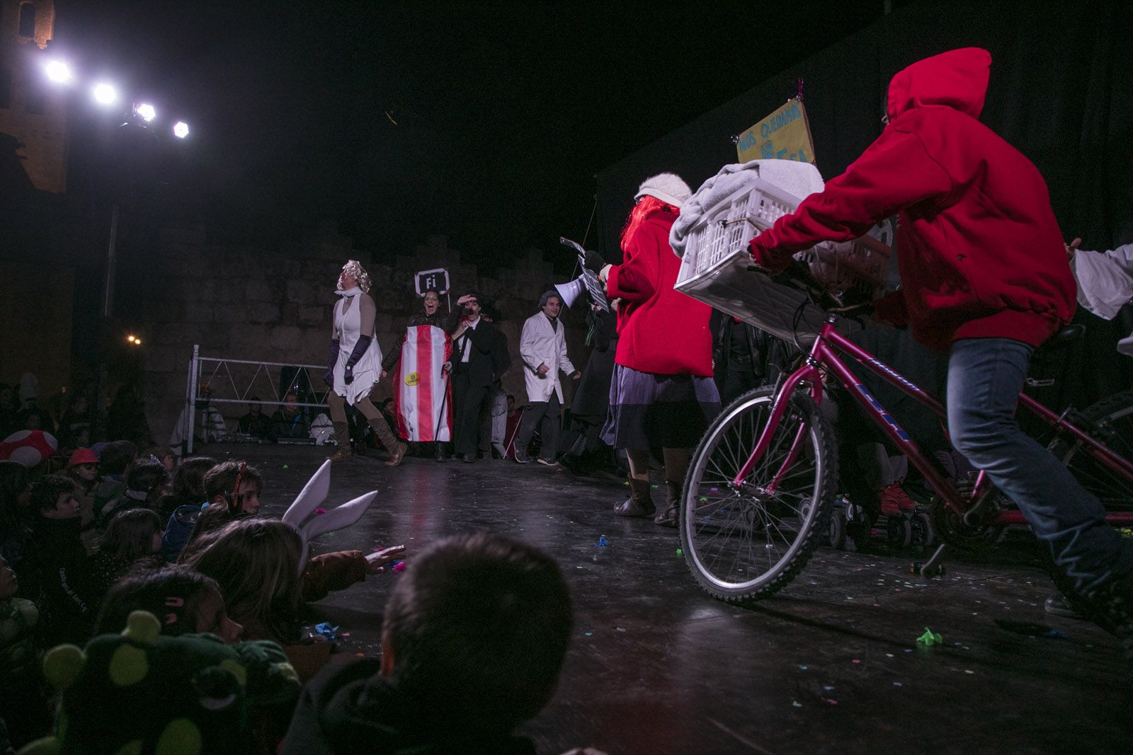 Rua de comparses adultes de Carnaval i entrega de premis a la plaça d’Octavià. FOTO: Lali Puig