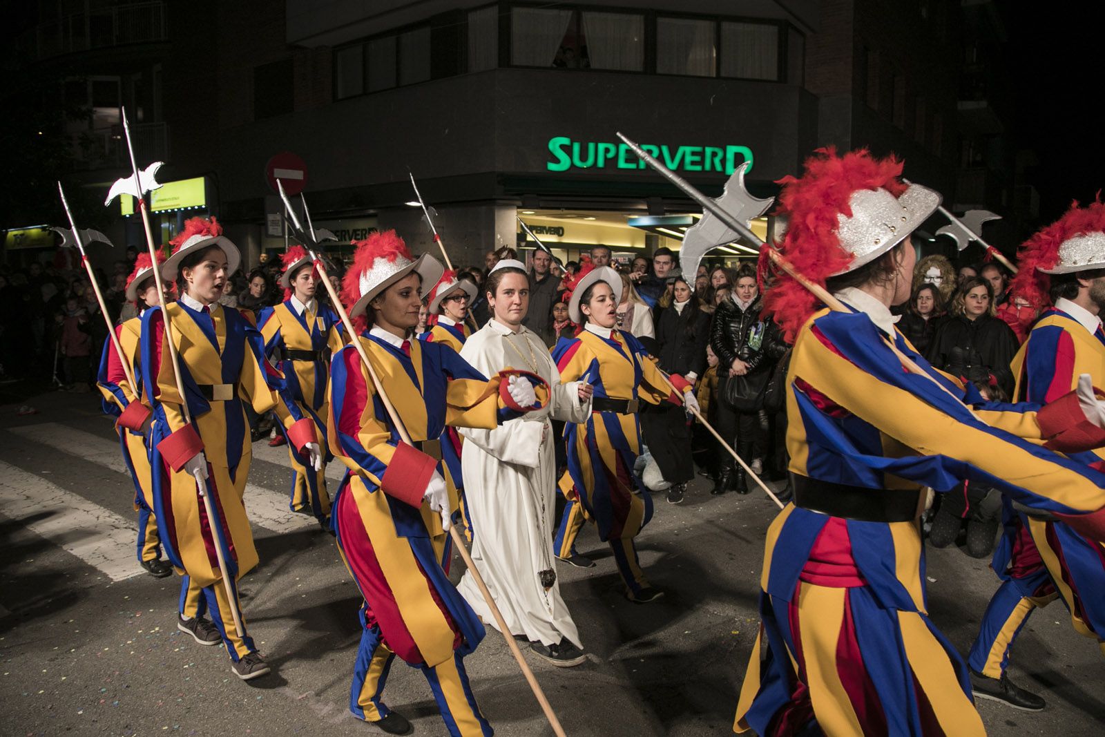 Rua de comparses adultes de Carnaval i entrega de premis a la plaça d’Octavià. FOTO: Lali Puig