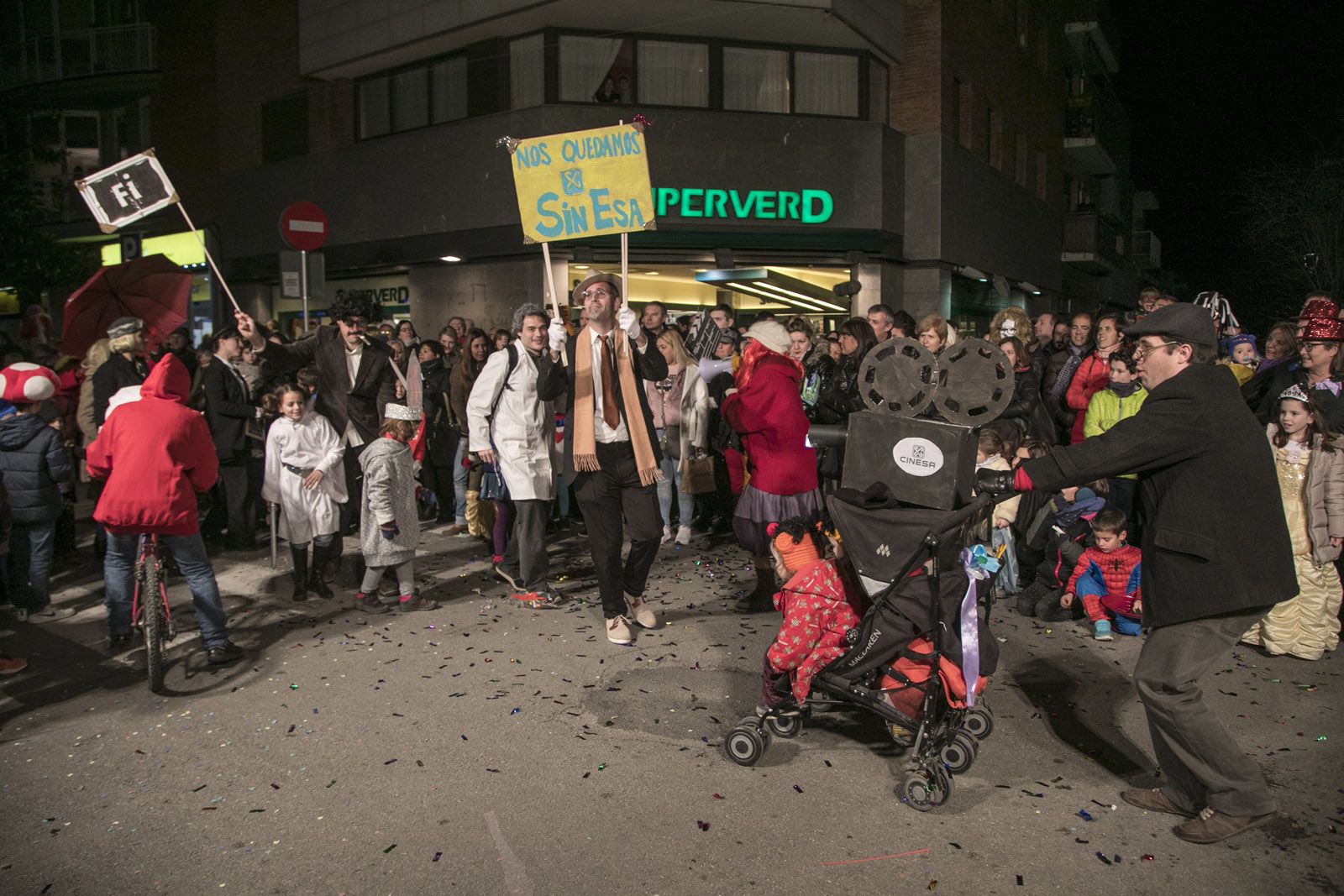 Rua de comparses adultes de Carnaval i entrega de premis a la plaça d’Octavià. FOTO: Lali Puig