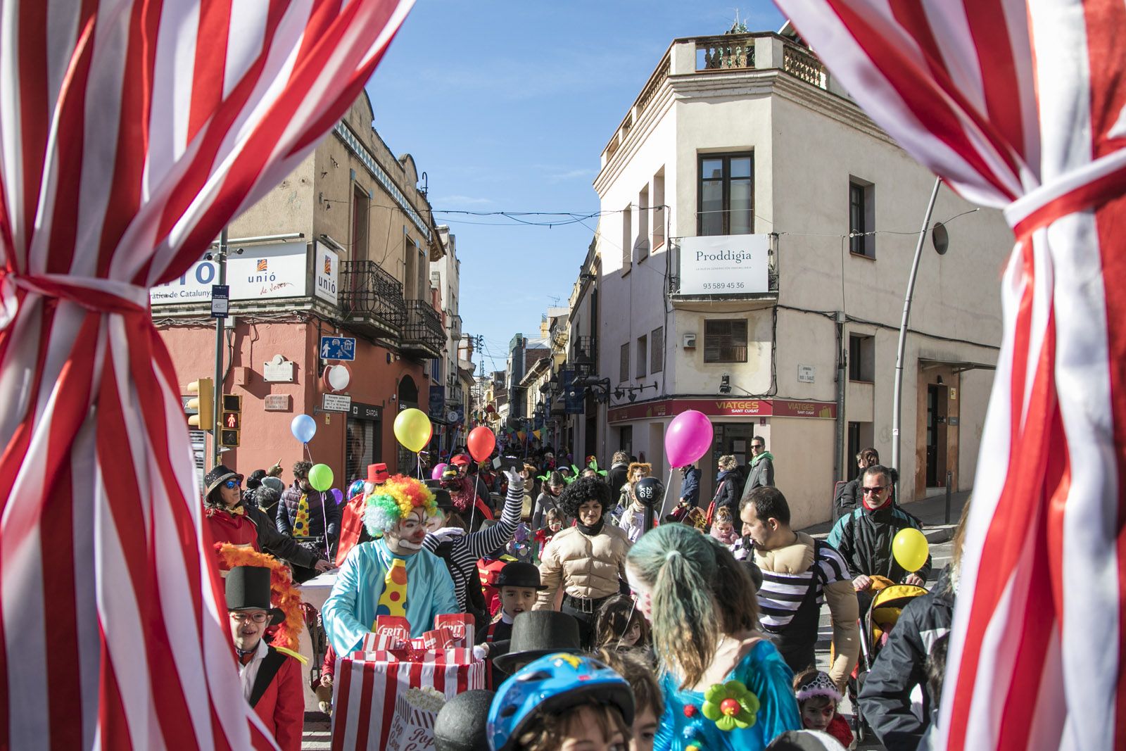Rua de comparses infantils fins a la plaça d’Octavià. FOTO: Lali Puig