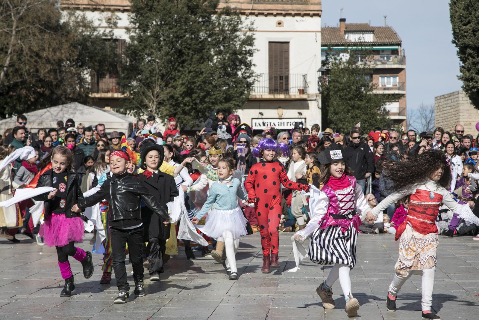 Ball de Gitanetes i Ball de Giovenetes a la plaça d’Octavià. FOTO: Lali Puig