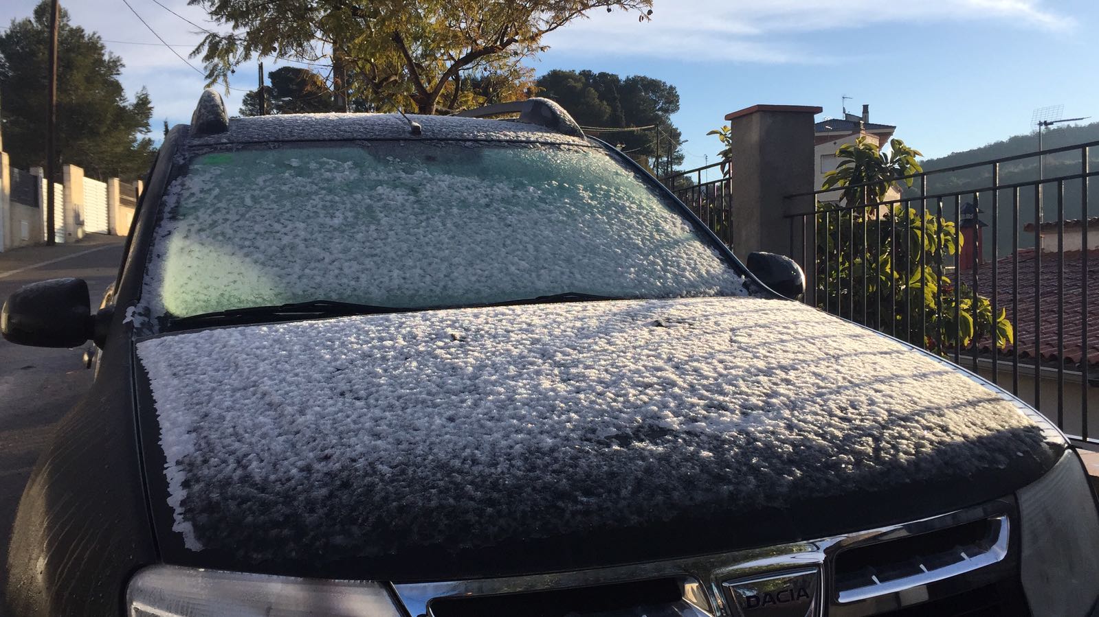 Cotxes amb neu i gel a la Floresta FOTO: Cedida