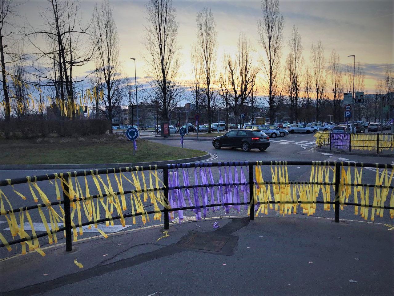 Llaços a la rotonda de Francesc Macià de Sant Cugat FOTO: Cedida