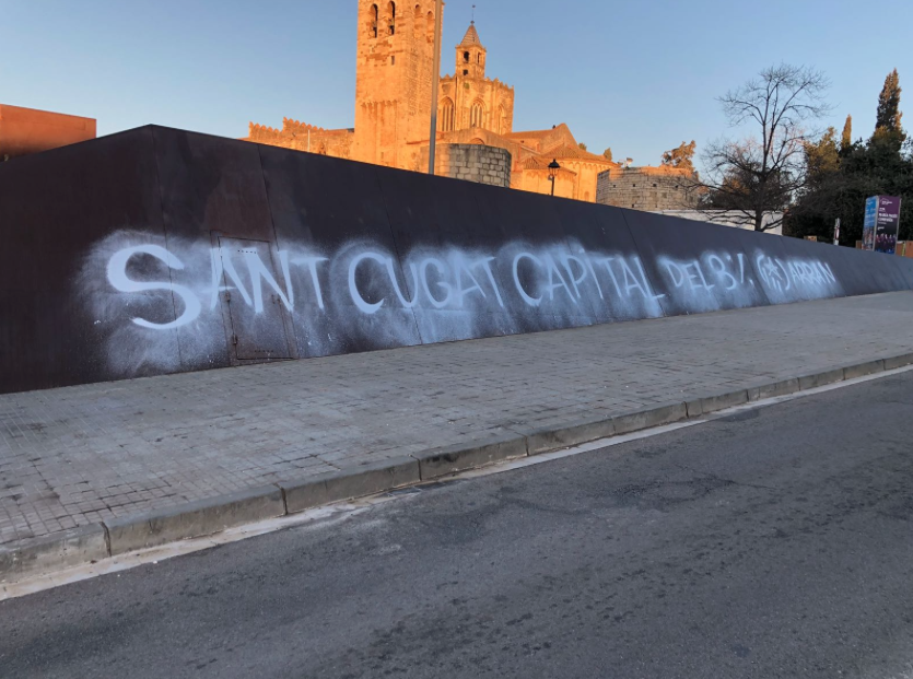 La pintada d'Arran, amb el Monestir de Sant Cugat de fons FOTO: Cedida