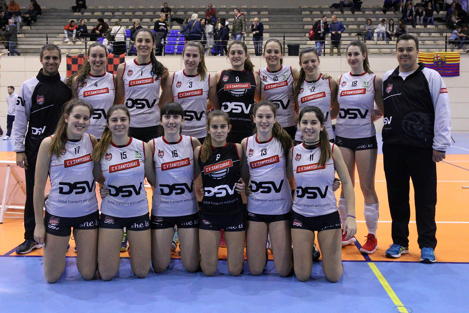 Equip juvenil A del DSV Club Voleibol Sant Cugat, abans de jugar contra el CV Premià de Dalt. FOTO: Lali Álvarez