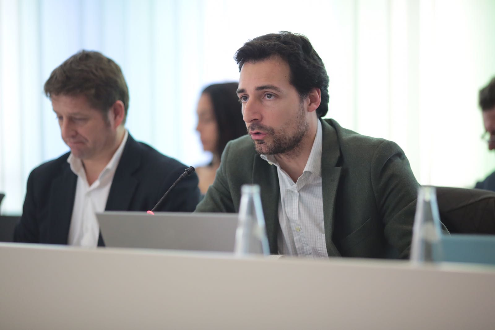 Álvaro Benejam (PP) ha presentat la moció al ple de l’Ajuntament de Sant Cugat. Foto: A. Ribera