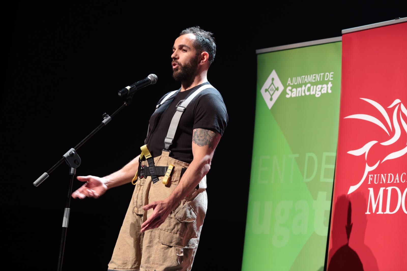 L'Àlex, bomber de Sant Cugat, narra als joves una actuació per un accident de trànsit FOTO: Artur Ribera