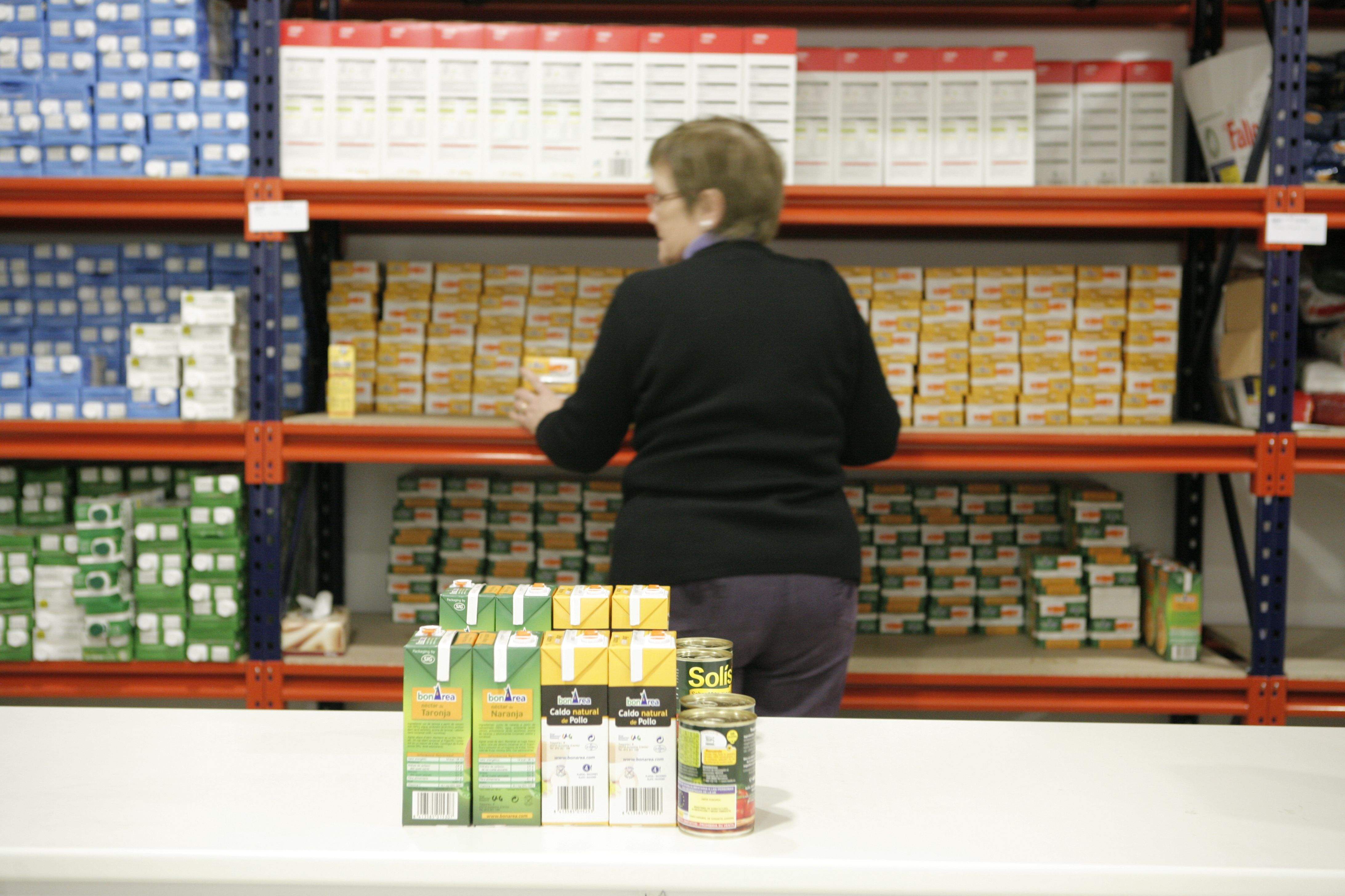 Una voluntària al Rebost de Càritas que es troba dins del Recer FOTO: Artur Ribera