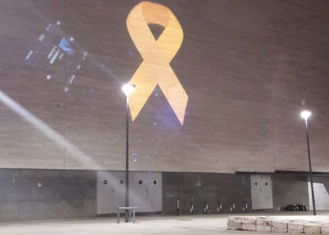 Llaç groc a la paret del Teatre-Auditori. FOTO: CEDIDA