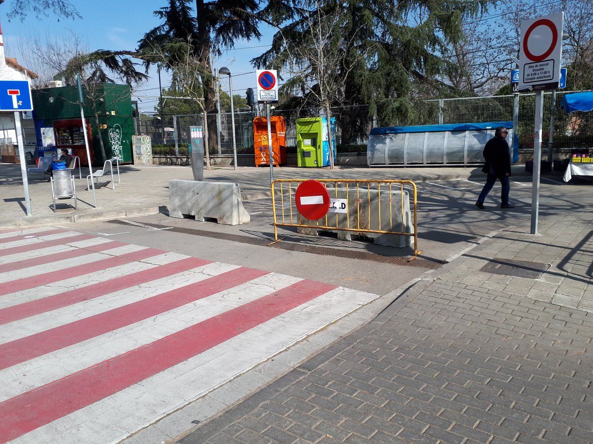 Els blocs de formigó que es col·loquen a partir d'ara els dies de mercat a Valldoreix FOTO: Joaquim Castelló