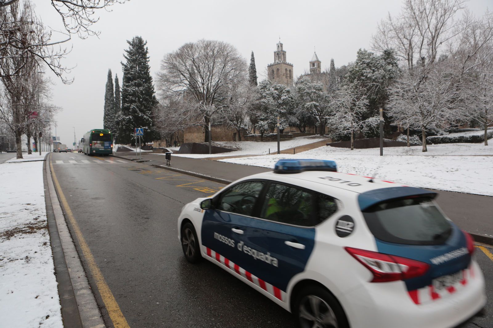 Cotxe dels Mossos patrullant per la nevada. FOTO: Artur RIbera. 