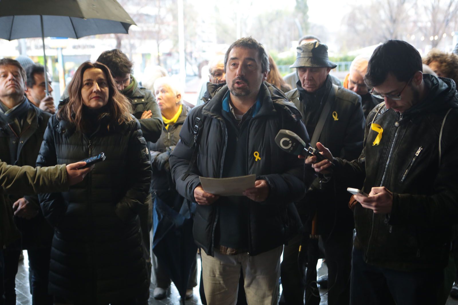 L'alcaldessa, Mercè Conesa, amb Eduard Pla, representant de pares i mares de l'Escola Joan Maragall. FOTO: Artur RIbera.