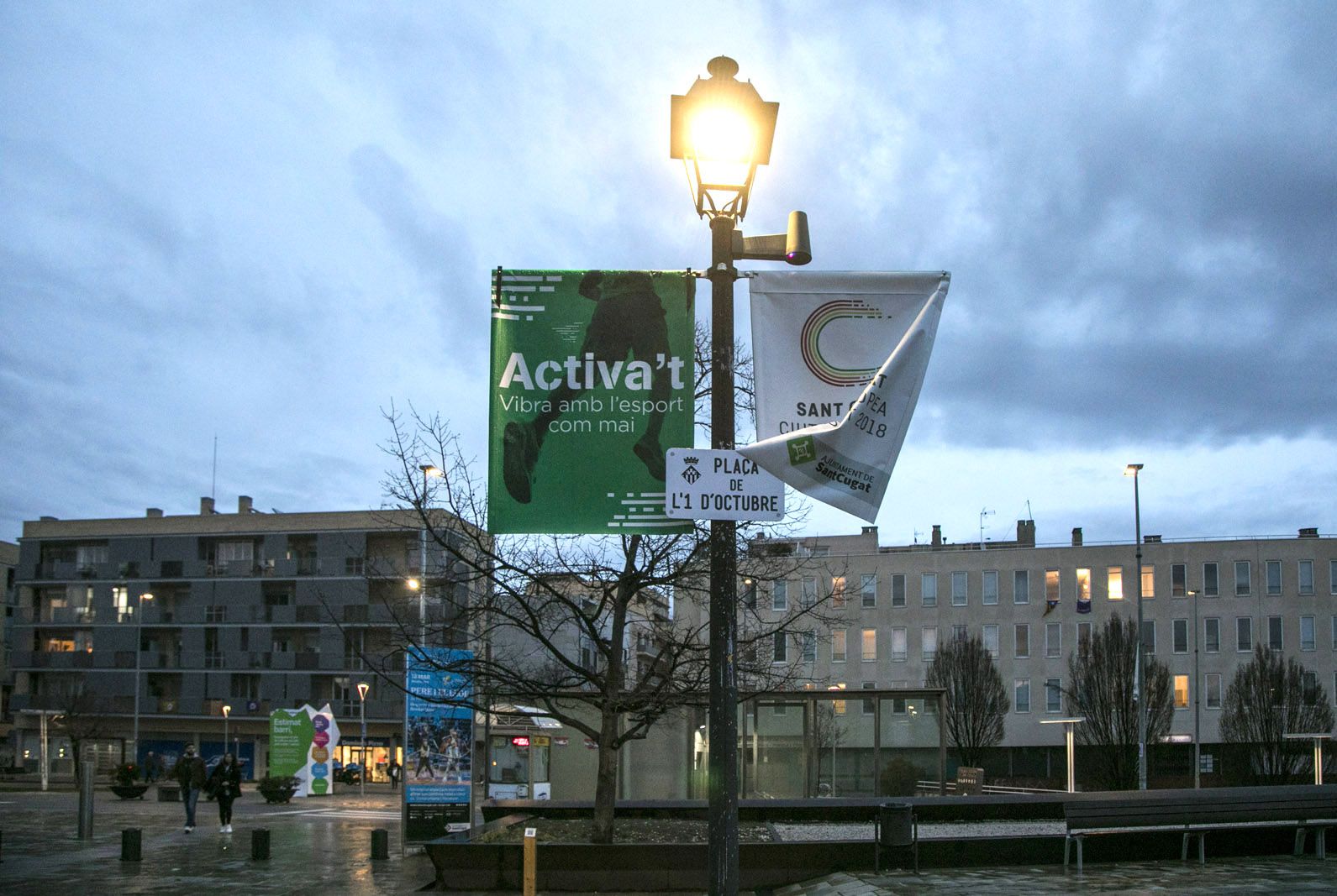 La placa que va posar el CDR Sant Cugat a la plaça del Rei, abans que es canviés oficialment FOTO: Lali Puig