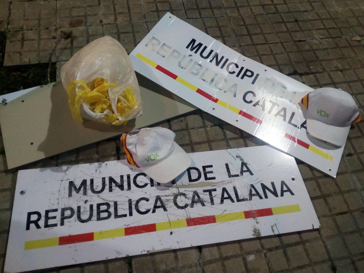 Cartells retirats per poblacions catalanes FOTO: @arturelpayaso2