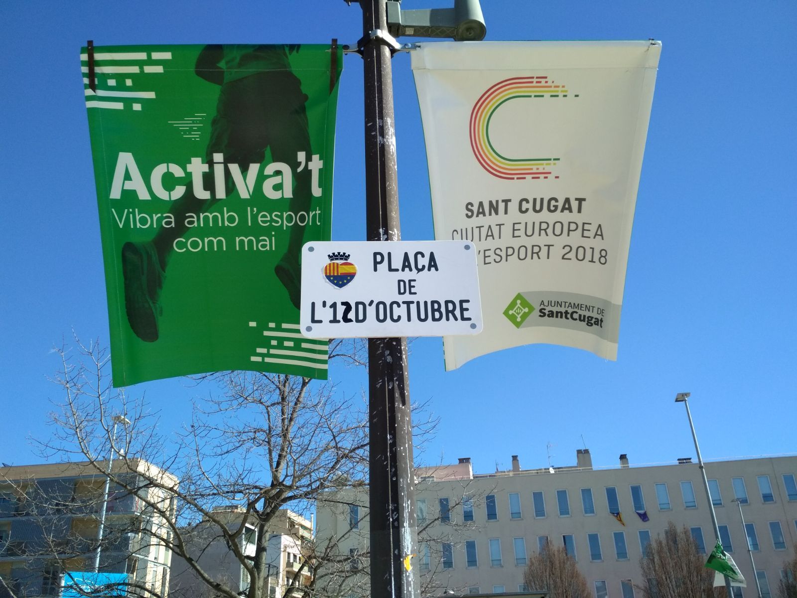 Un col·lectiu va penjar una placa de plaça de l'1 d'Octubre a la plaça del Rei i un altre li va afegir 12 d'octubre  FOTO: Cedida