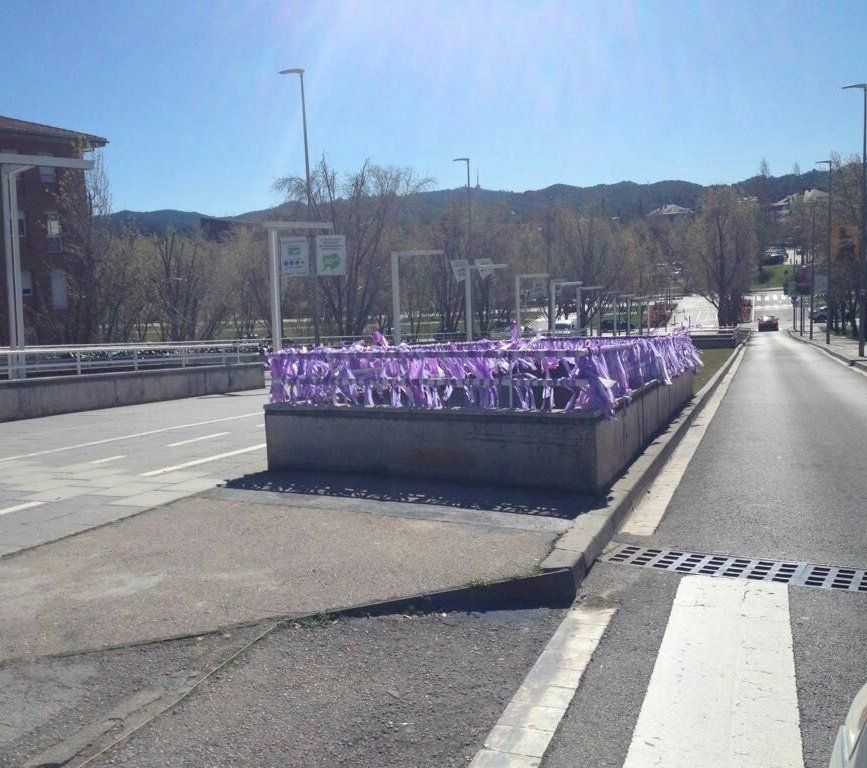 Llaços de color lila a l'avinguda de Francesc Macià de Sant Cugat FOTO: CDR Sant Cugat