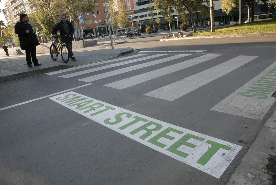 Sant Cugat va estrenar el primer carrer intel·ligent de Catalunya el 2011. FOTO: Artur Ribera
