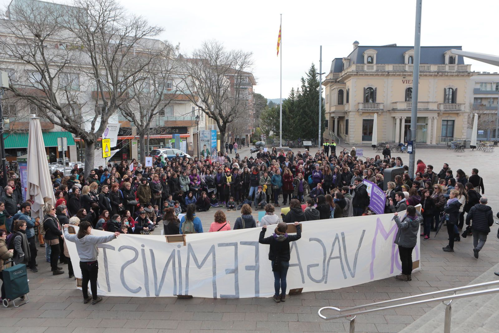 Concentració a la plaça de l'estació abans del cercavila FOTO: Artur Ribera