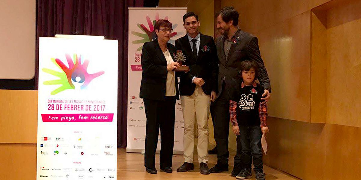 La Dra. Bosque recollint el premi de la Federació Catalana de Malalties Minoritàries a la trajectòria professional. FOTO: Cedida