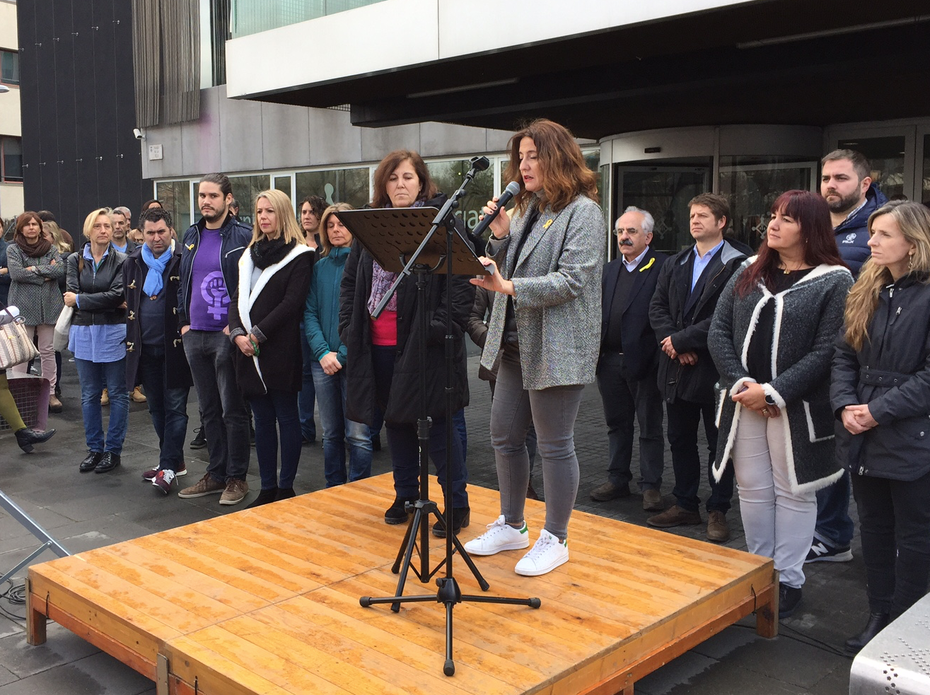  Carme Olivé i Mercè Conesa llegeixen el manifest. FOTO: Toni Alfaro.