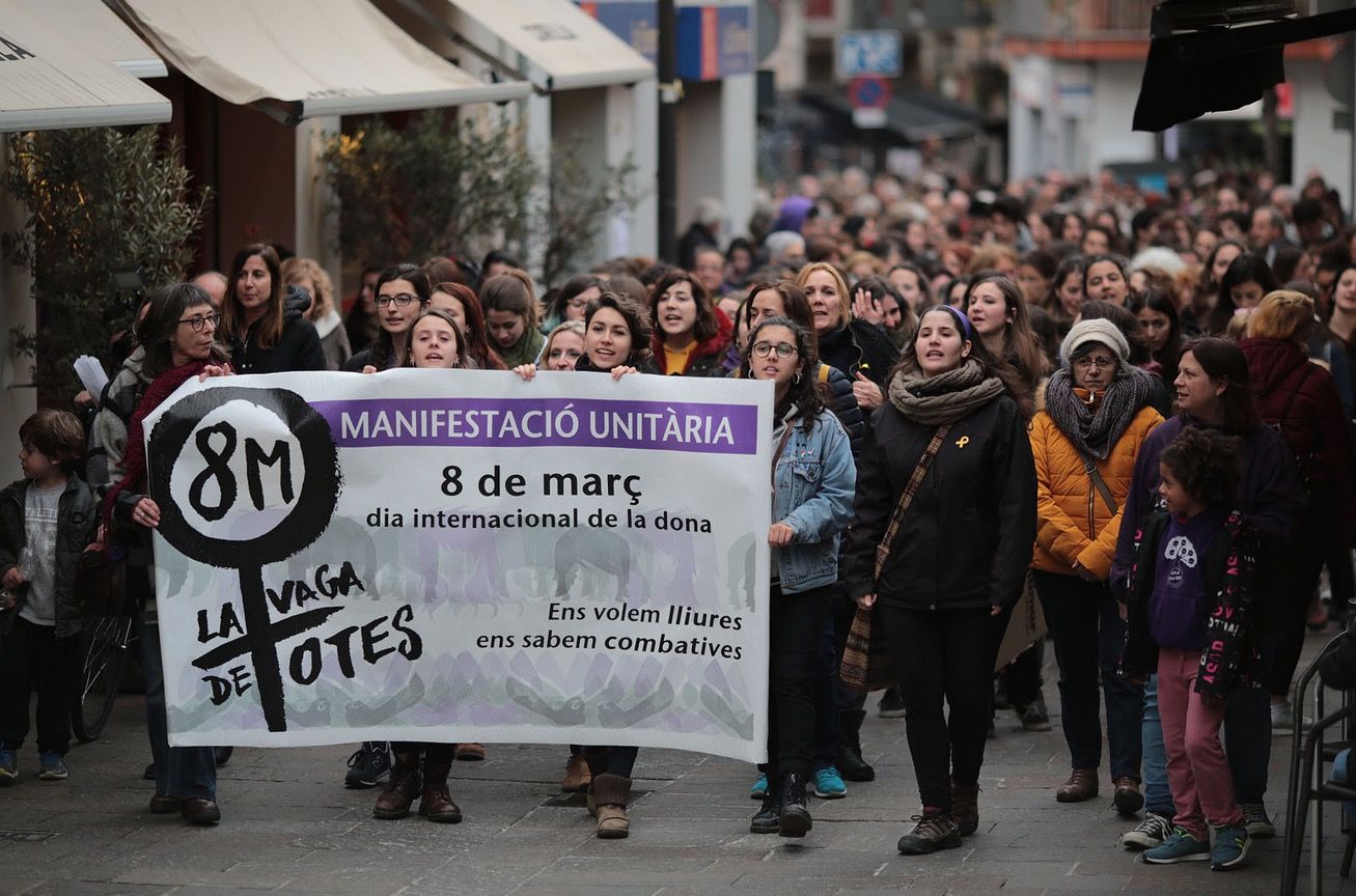 Sant Cugat surt al carrer pel 8 de març. FOTOS: Artur Ribera